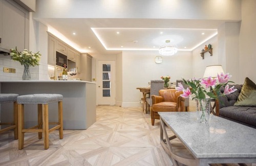 Chester Apartment | Historic City Centre Townhouse
