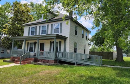 Blackstone House | Historic Colonial Foursquare near FASTC/Ft Barfoot