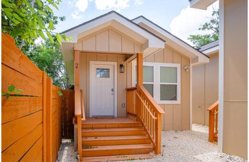 Nevada Street House | Historic Comfort 2BR1BA Guesthouse Near Riverwalk