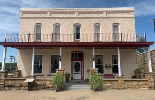 Osceola Apartment | Historic Commercial Hotel(Est. 1868)Tom Mix Suite