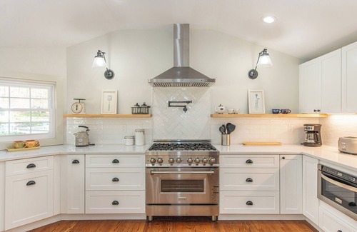 Mendham House | Historic Cottage with Private Pond & Pool on 5 Acres