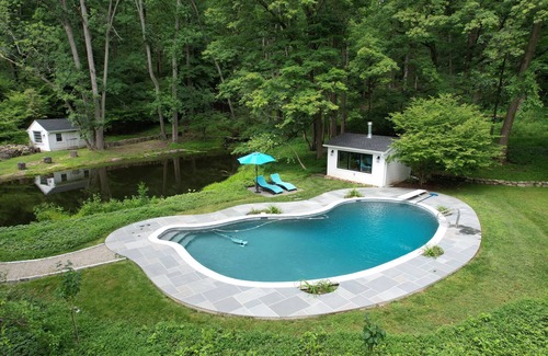 Mendham House | Historic Cottage with Private Pond & Pool on 5 Acres