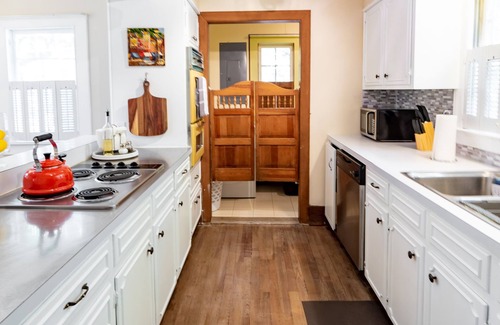 Aiken Cottage | Historic Cottage - At Hopelands Gardens close to Hitchcock Woods (Remodeled)