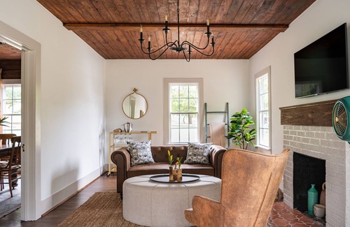 Burton House | Historic Cottage & Century Oaks