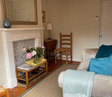 Farnham Apartment | Historic Cottage in Heart of Farnham nr the Castle