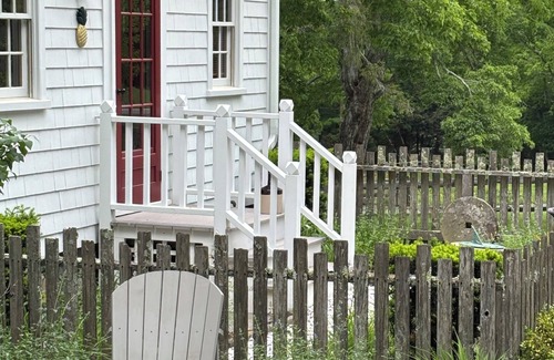 Lyme Cottage | Historic cottage in Deep River, CT