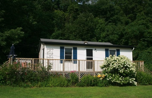 Argyle Cottage | Historic Cottage- near Saratoga- on Summit Lake