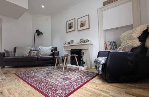 Luss Apartment | Historic cottage next to loch lomond Luss