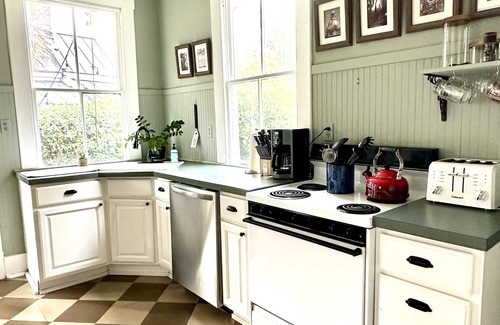 Historic District - North House | Historic Cottage on Greene Square – Walk to River Street, Downtown Savannah,SCAD