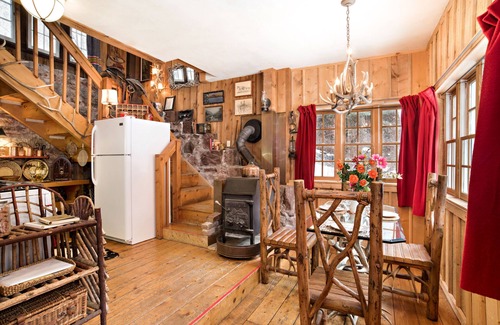 Redstone House | Historic Cottage on Private Estate with Swimming Pool & Tennis Court on Site!