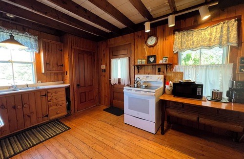 Bailey Island Cottage | Historic cottage with right of way to Little Harbor!