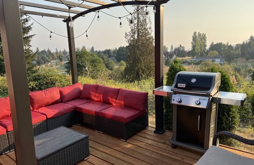 Snohomish Cottage | Historic Cottage with Mountain Views
