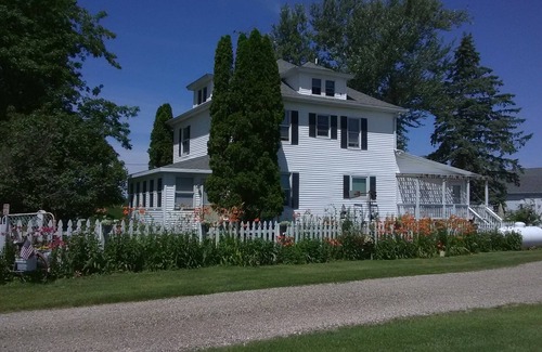 Monroe House | Historic Country Farmhouse for ANY Season!