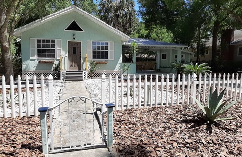 Mount Dora House | Historic "Cozy Bungalow" in the heart of Mt. Dora! Pet Friendly.