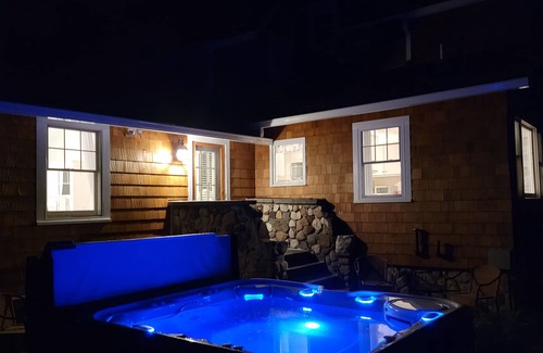 Cragsmoor House | Historic Cozy Hudson Valley Mountaintop Escape Near Parks with Hot Tub