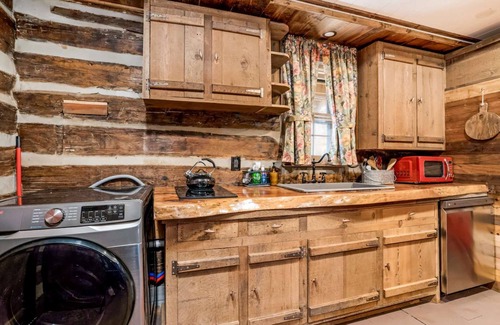 Arrington Cabin | Historic Creekside Cabin at Arrington Reserve