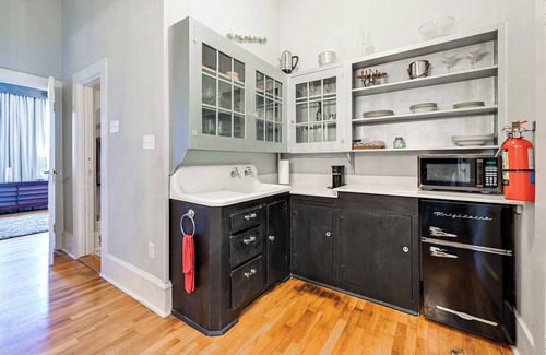 Decatur Apartment | Historic Decatur Apt w/City Square Views