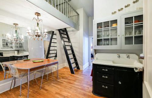Decatur Apartment | Historic Decatur Apt with City Square Views