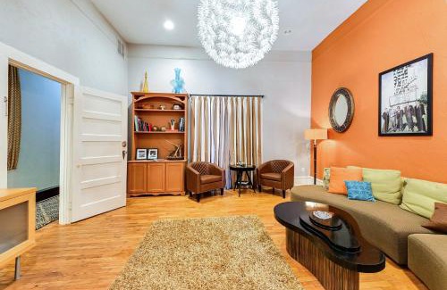 Decatur Apartment | Historic Decatur Apt with City Square Views