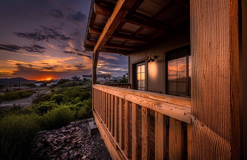 Tombstone Cabin | Historic Decor, Free WIFI&Parking, walking distance, Miners Cabin #4 (KING Bed)
