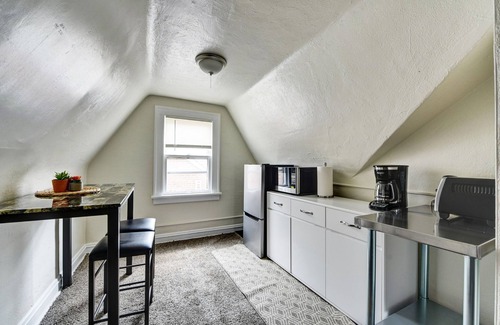 Shaker Heights Apartment | Historic District 1BR on 3rd Floor near Cleveland Clinic ~ Quiet & Safe