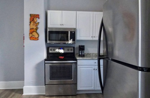 Petersburg Apartment | Historic District 2 Bedroom Gem