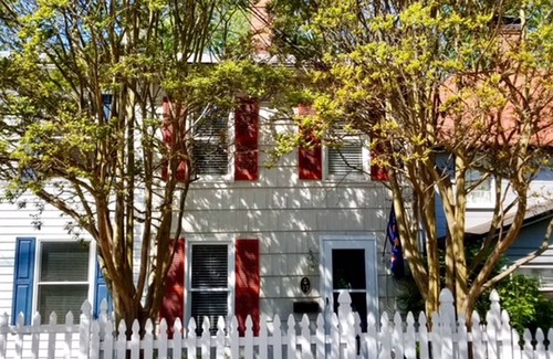 Annapolis House | Historic District"Crab Cakes and Football"
