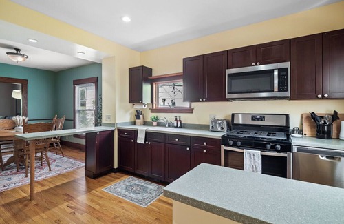 Bedford House | Historic District|Fully Stocked Kitchen|Coffee Bar|Sleeps 6