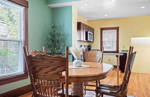 Bedford House | Historic District|Fully Stocked Kitchen|Coffee Bar|Sleeps 6