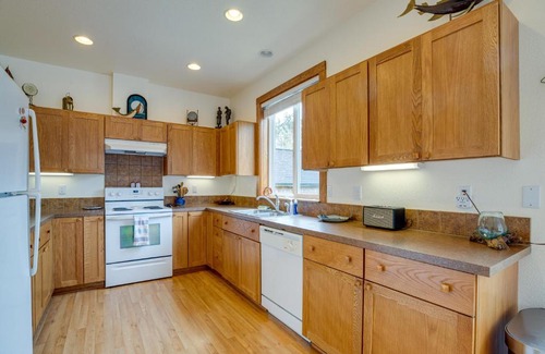 Ocean Park House | Historic District Home - Walk to Willapa Bay!