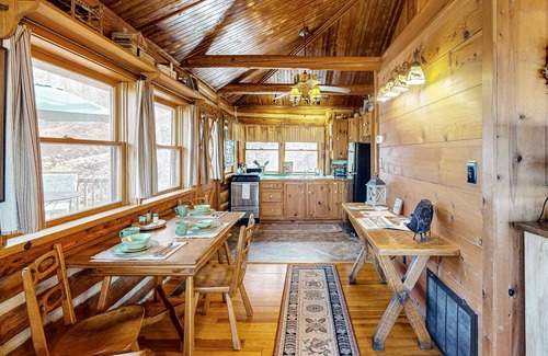 Eureka Springs Cabin | Historic dog-friendly cabin overlooking Lake Lucerne with deck & great views