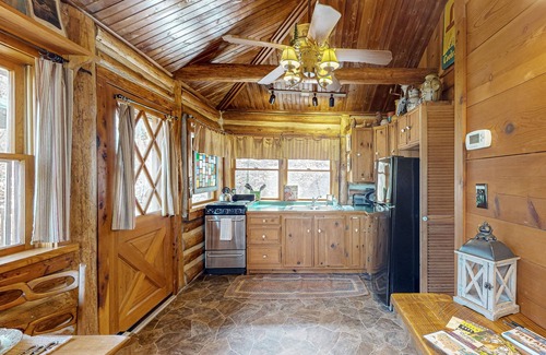 Eureka Springs Cabin | Historic dog-friendly cabin overlooking Lake Lucerne with deck & great views