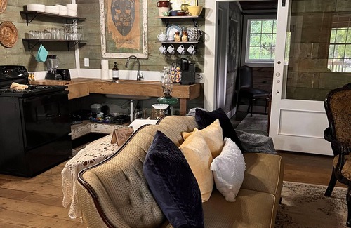 Washington Cabin | Historic Dog-Trot cabin huge porch Farm-stay