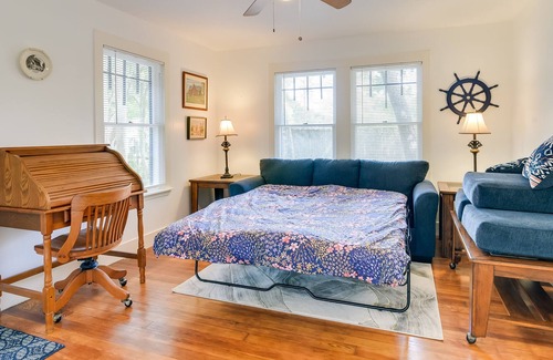 Alvin Cottage | Historic Downtown Alvin Cottage Near Eats & Shops!