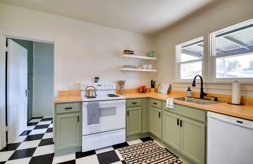 Thermopolis House | Historic downtown bungalow, a short walk to hot springs and dinosaur museum.