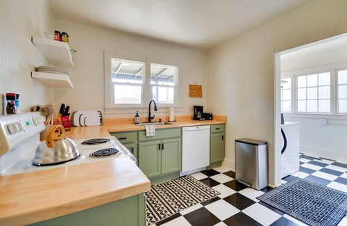 Thermopolis House | Historic downtown bungalow, a short walk to hot springs and dinosaur museum.