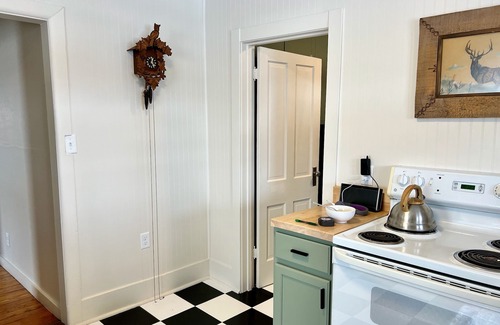Thermopolis House | Historic downtown bungalow, a short walk to hot springs and dinosaur museum.