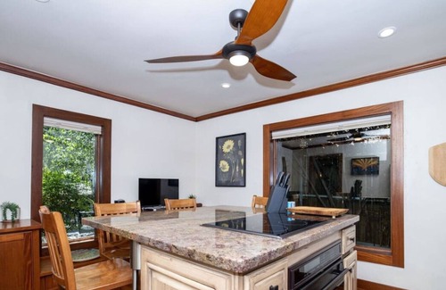 Prescott House | *Historic Downtown Bungalow *Firepit *Hot Tub *BBQ