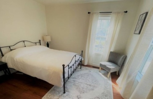Tri-Cities House | Historic Downtown Kennewick home with large private backyard
