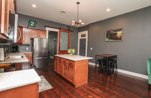 Lincoln Apartment | Historic Downtown Lincoln's Loft Derby Suite - Lincoln, IL