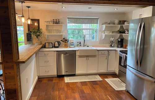 Sanford House | Historic Downtown Sanford Sunshine Cottage with Tree Top Suite!