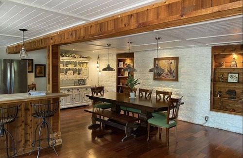 Sanford House | Historic Downtown Sanford Sunshine Cottage with Tree Top Suite!