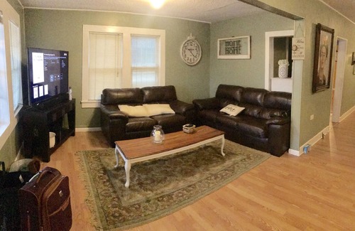 Brownsville House | Historic Downtown, Wifi, Apple TVs, Cold AC