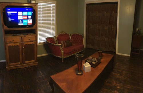 Brownsville House | Historic Downtown, Wifi, Apple TVs, Cold AC