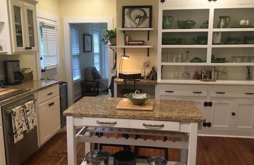 Aiken Cottage | Historic Downtowncottage/pet okOriginal art/Gourmet kitchen stunning renovation