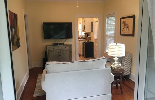 Aiken Cottage | Historic Downtowncottage/pet okOriginal art/Gourmet kitchen stunning renovation