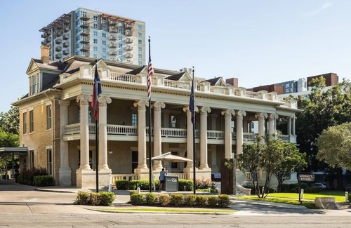 West Campus House | Historic Elegance Meets Modern Comfort – Enjoy On-Site Dining & Bar