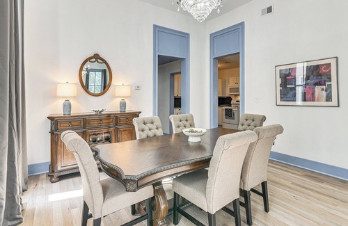 Galveston Apartment | Historic Escape: Walk to The Strand Galleries!