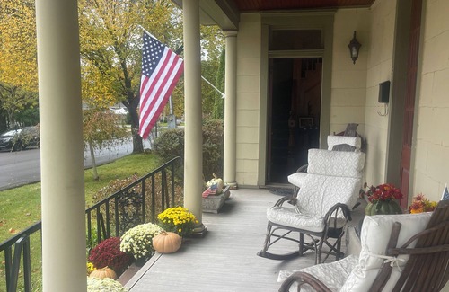 Oakland House | Historic Family 6-bedroom home on delightful 2nd Street in Oakland, MD