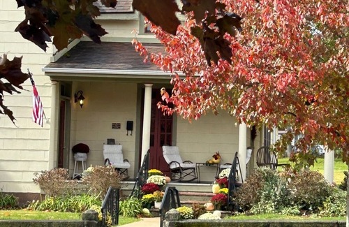 Oakland House | Historic Family 6-bedroom home on delightful 2nd Street in Oakland, MD